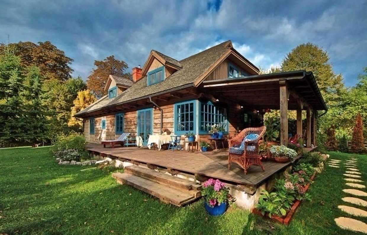 Лето дом 7. Цветные деревянные дома. Синий деревенский дом. Голубой деревенский домик. Разноцветные деревянные дома.