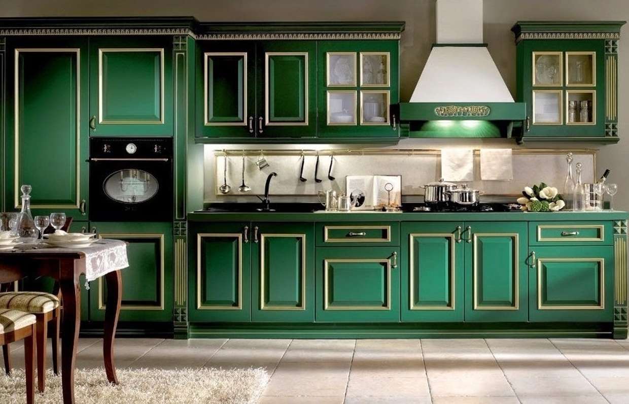 кухня изумрудного цвета фото