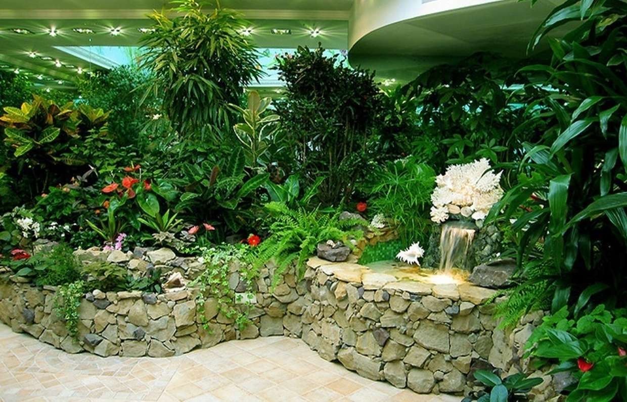Нужно для оформления в частный. Комнатный зимний сад фонтанчик водопад. Фитодизайн зимний сад. Зимний сад оранжерея водопад. Озеленение помещений.