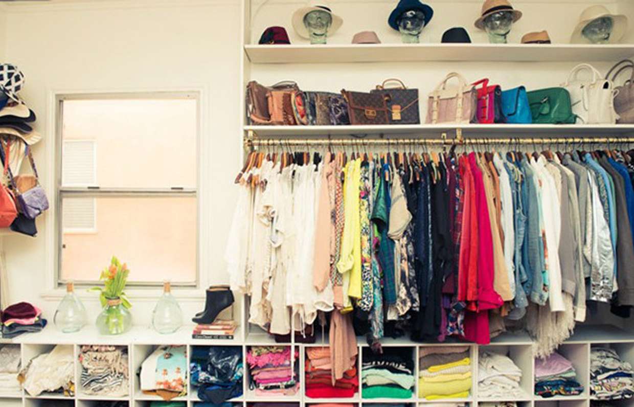 много одежды в шкафу