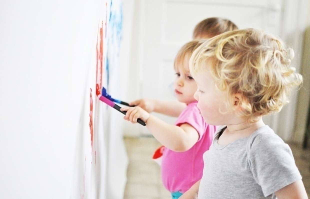 Почему дети красят. Ребенок красит. Ребенок красит стену. Дети краситься stena. Ребенок покрасил стену.