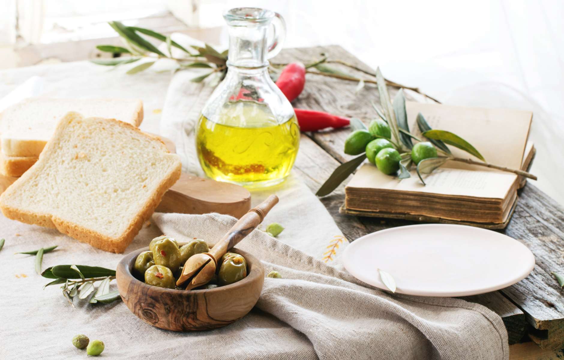 Bread olive oil. Хлеб с оливковым маслом. Сыр в оливковом масле. Хлеб с оливковым маслом и оливами. Хлебные квадратики с оливковым маслом.