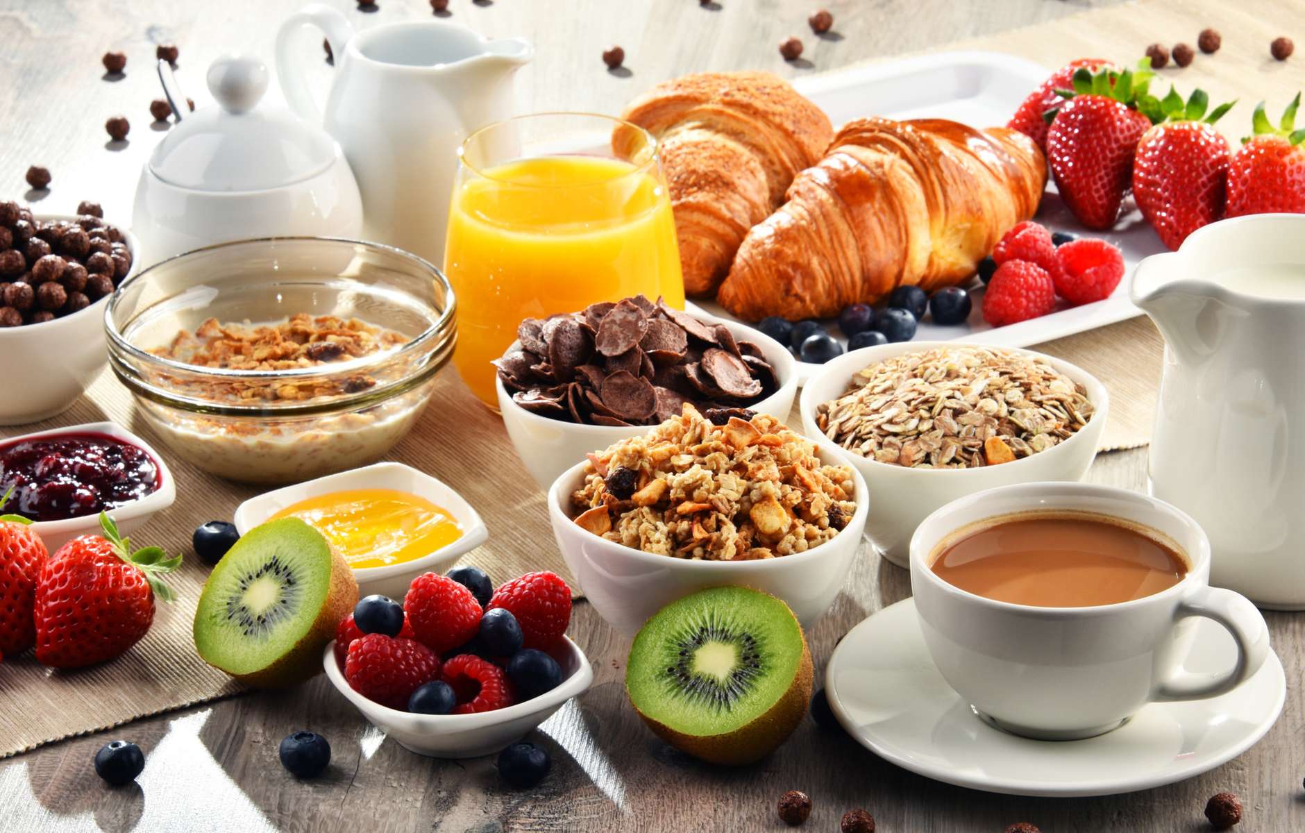 Пить кофе на голодный желудок с утра. Добавки к завтраку. Пищеварение завтрак. Полноценный завтрак польза. Завтрак шведский стол в гостинице.