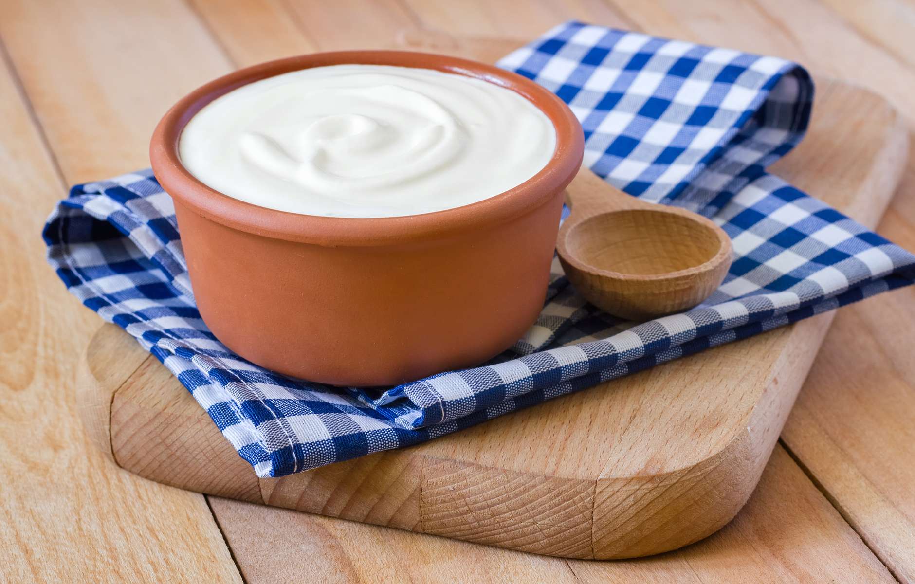 Домашняя сметана польза и вред. Молочные продукты. Катык фото. Катык креативная картинка. Сметана, йогурт картинки для детей.