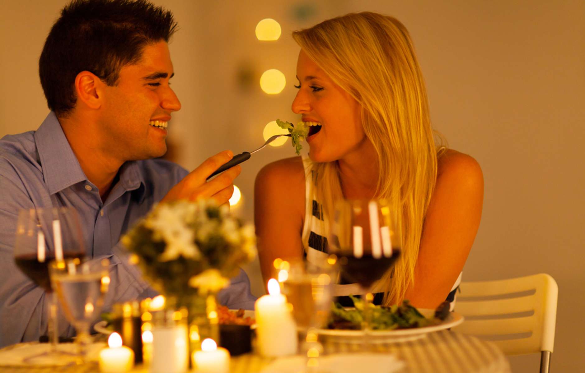 Пара столиков. Пара в ресторане. Романтическое свидание в ресторане. Романтический ужин парень и девушка. Блондинка в кафе с мужчиной.