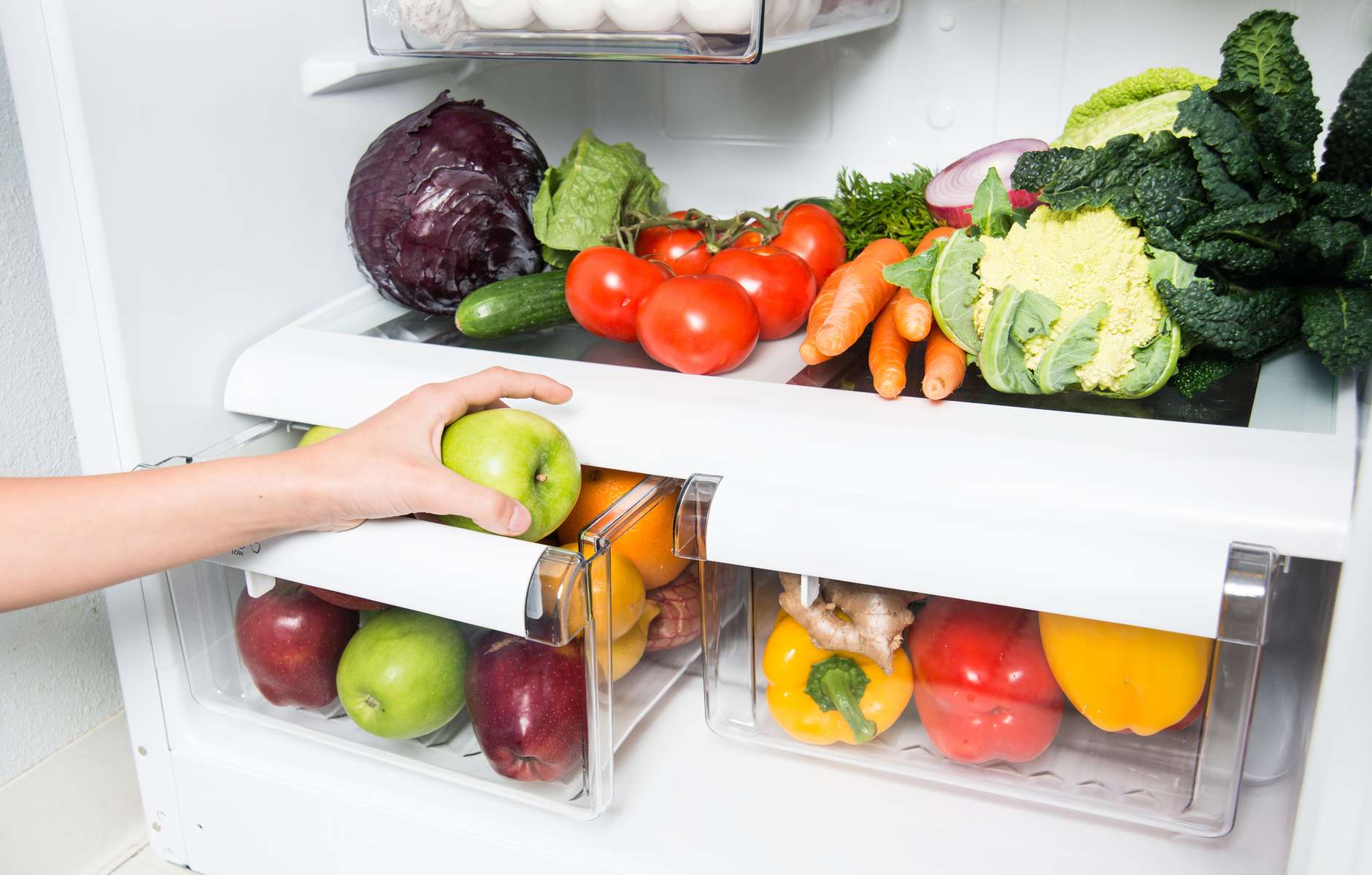 Из холодильника вынули закрытую крышкой. Холодильник для овощей. Хранение продуктов. Холодильник с продуктами. Овощи и фрукты в холодильнике.