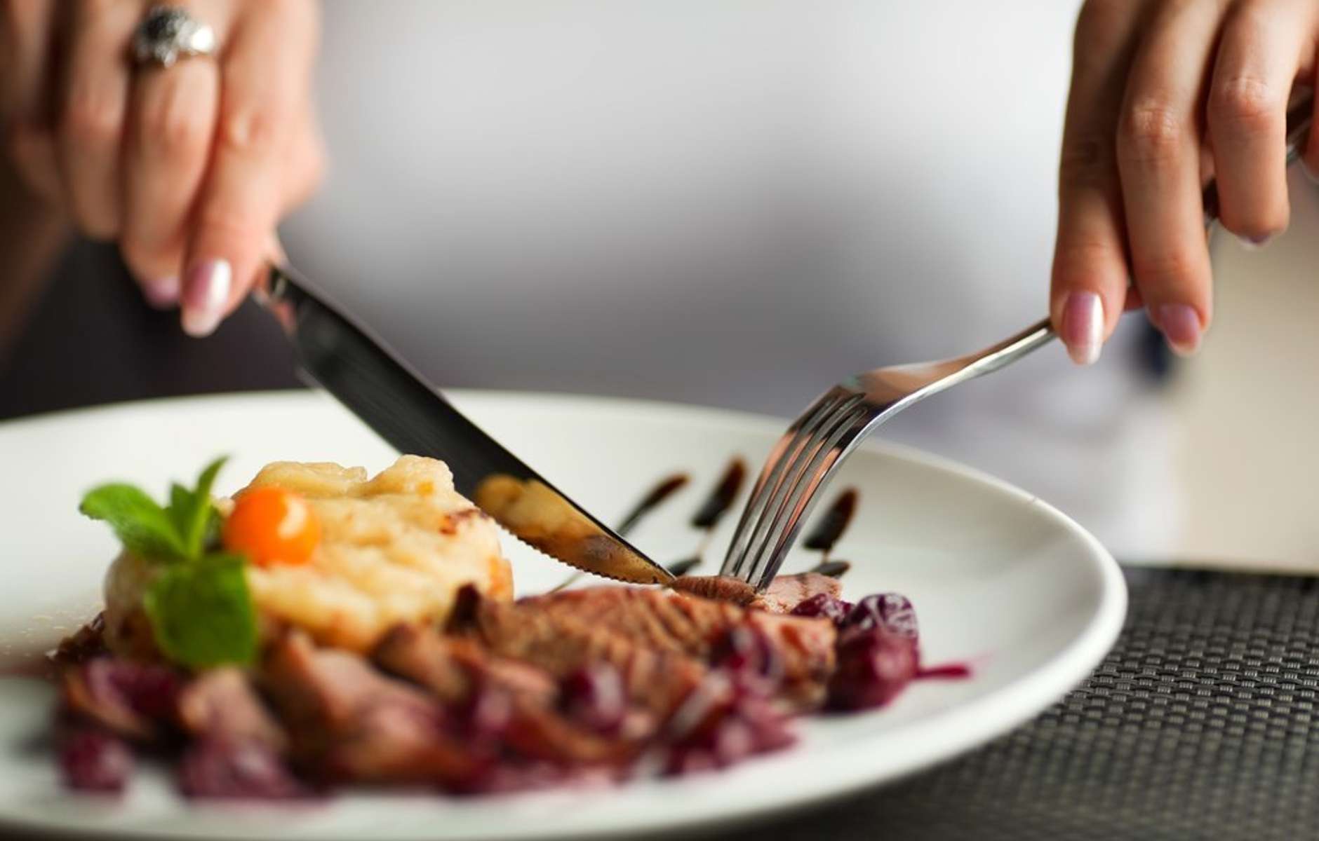 Конец ужина. Еда с вилкой и ножом. Еда в ресторане. Тарелка с едой в руках. Кушать вилкой и ножом.