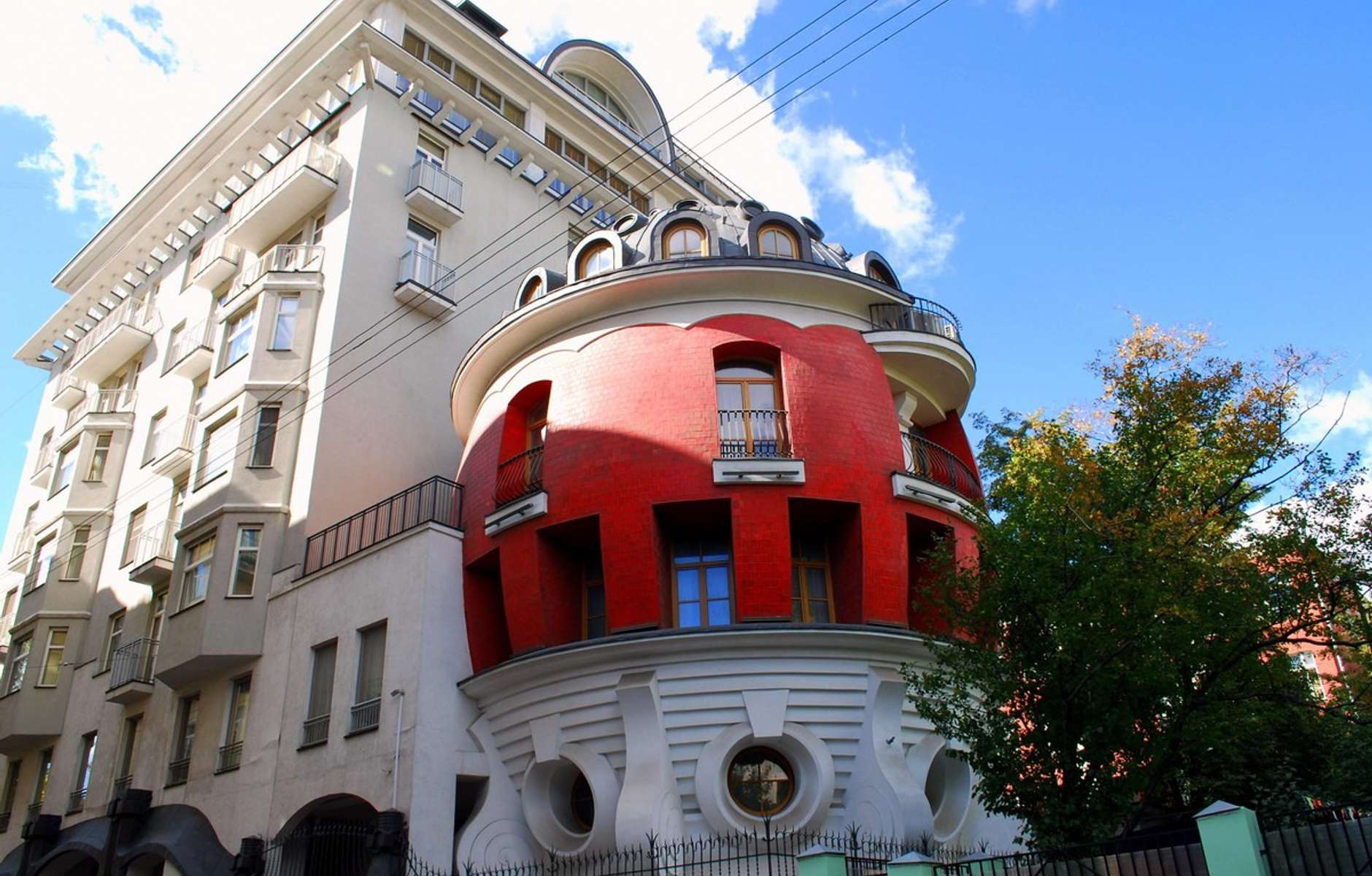 Необычные здания в москве