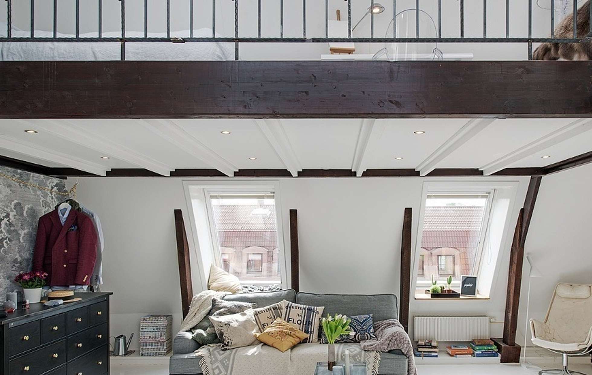 Комнаты на последнем этаже. Мансардные окна в спальне. Двухкомнатные квартиры с мансардой. Мансарда 40кв. Комнаты на последнем этаже.