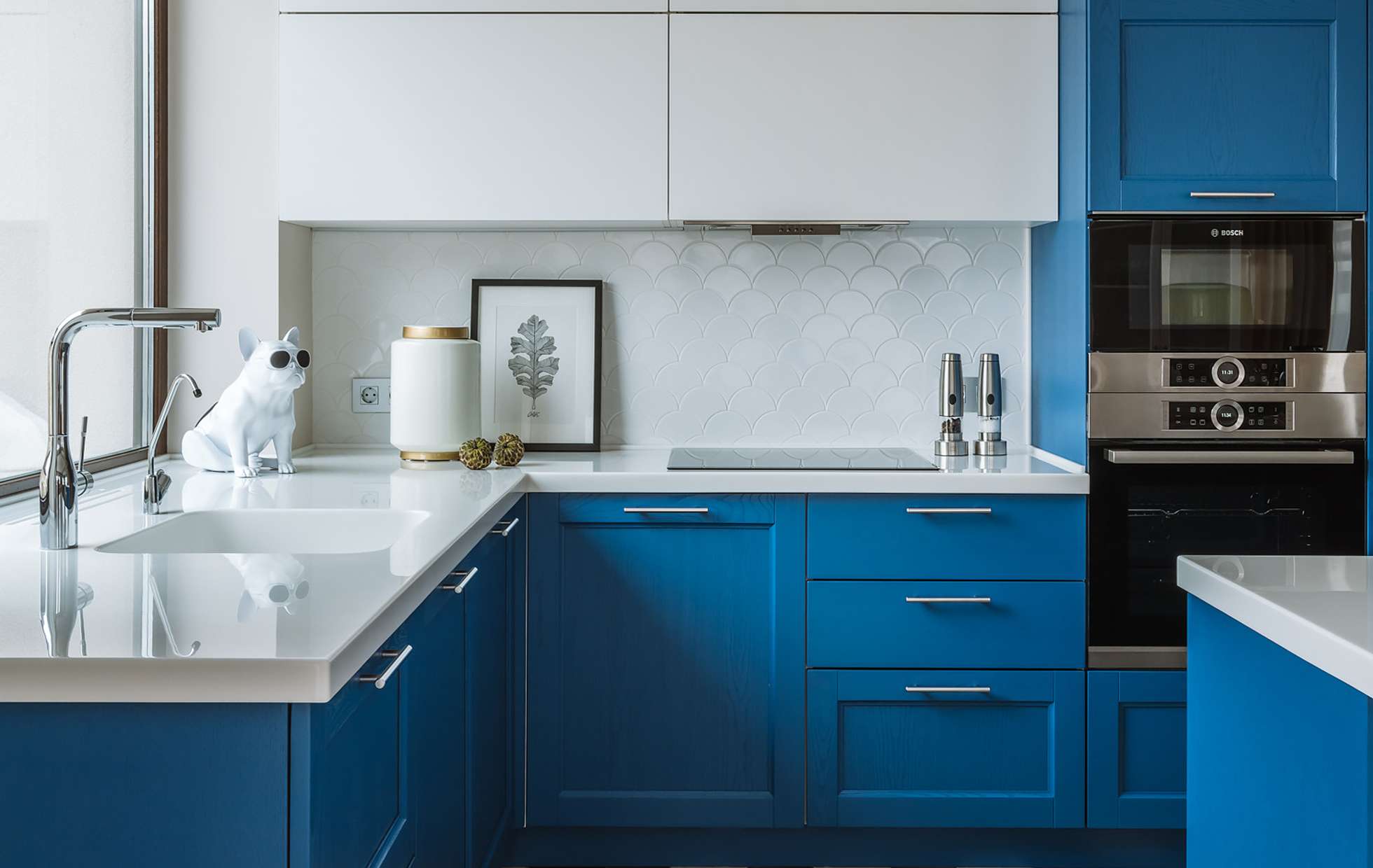 Синяя кухня с белой столешницей
