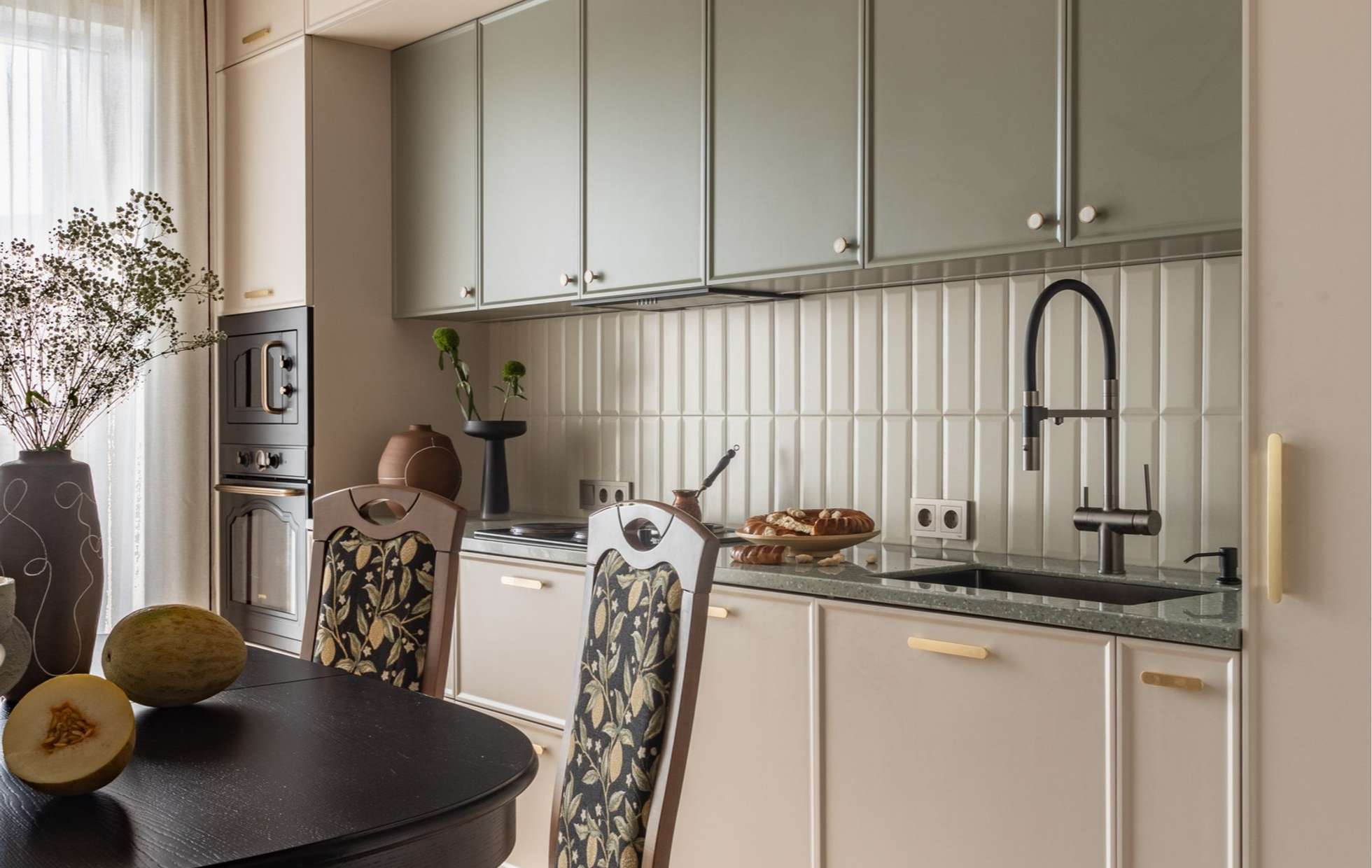 Классический интерьер двухкомнатной квартиры 75 м² — INMYROOM