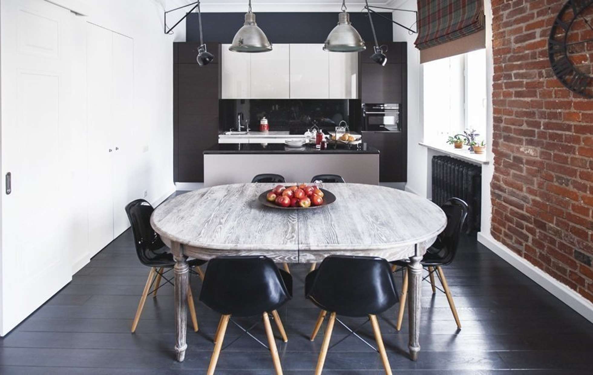 Черный стол на кухне. Кухонный стол в стиле лофт. Круглый кухонный стол в стиле лофт. Стол в стиле лофт на кухню. Обеденный стол для кухни лофт в стиле.