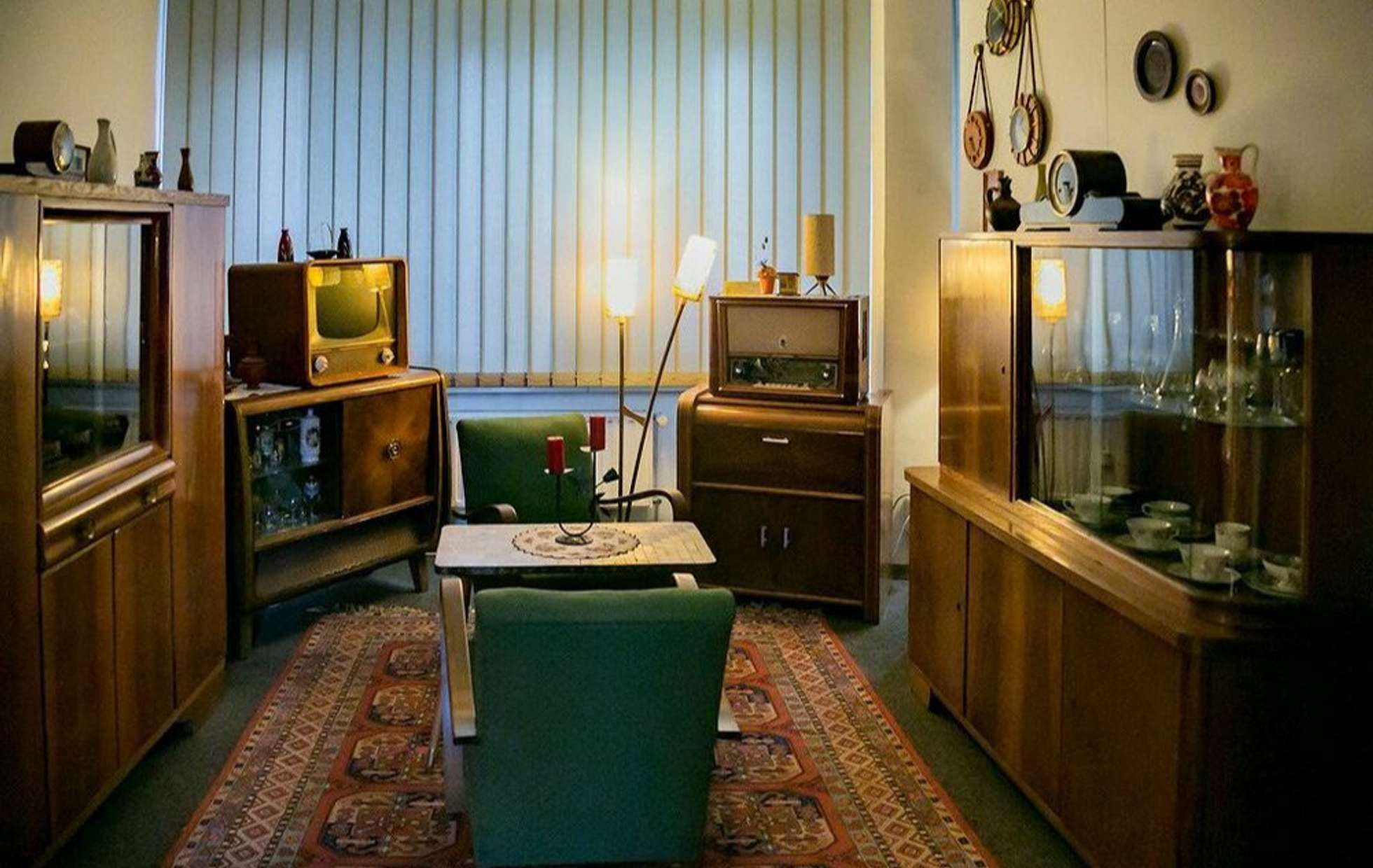 Квартиры 90-х годов интерьер. Комната 80 х. Комната 80 х. Квартира в советском стиле. Музей гдр в дрездене.