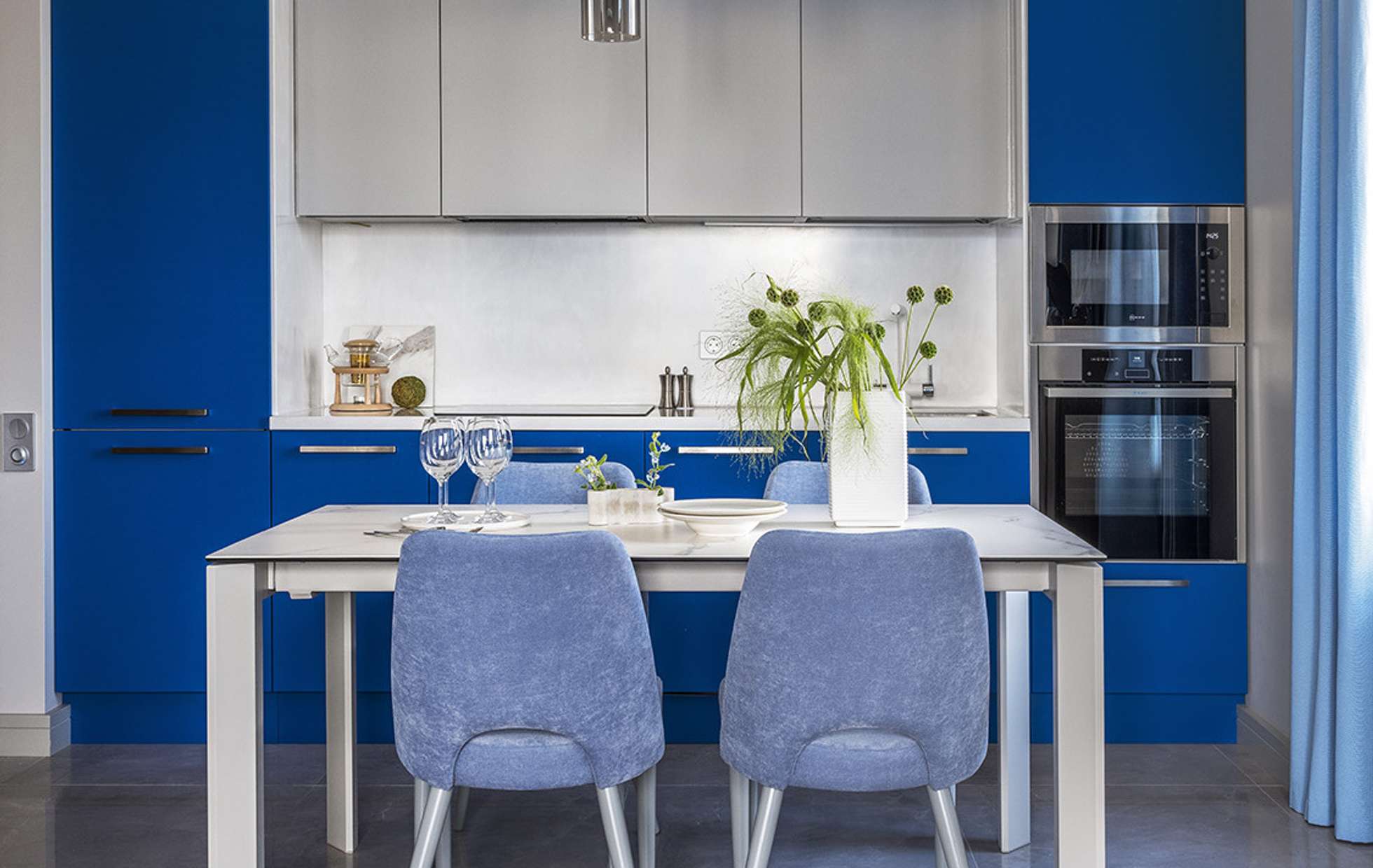 Белая кухня с синими акцентами