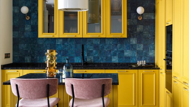 Эффектная семейная квартира 110 м² с желтой кухней
