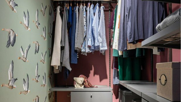 Как организовать гардеробную в малогабаритке: 6 классных примеров