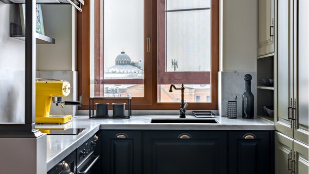 П-образная кухня, межкомнатные окна и встроенные системы хранения в двушке 47 м²