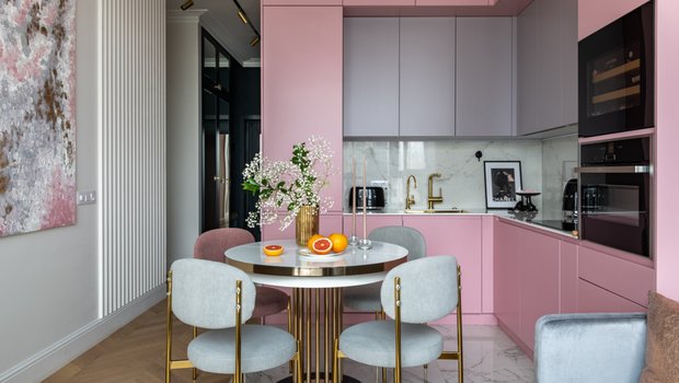 Уникальная трешка 96 м² с розовой кухней и черным санузлом