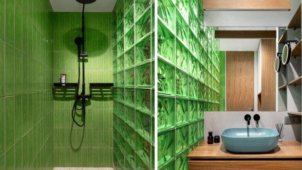 Вау! Эффектная зеленая ванная комната 4 м² со стеной из стеклоблоков