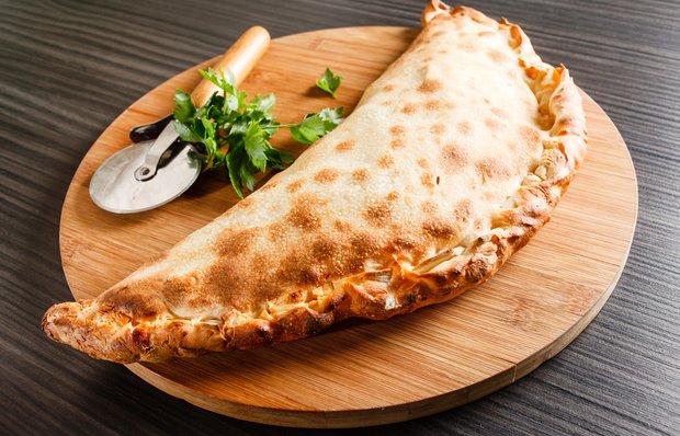 Пошаговый фото рецепт приготовления закрытой пиццы кальцоне с ветчиной и сыром