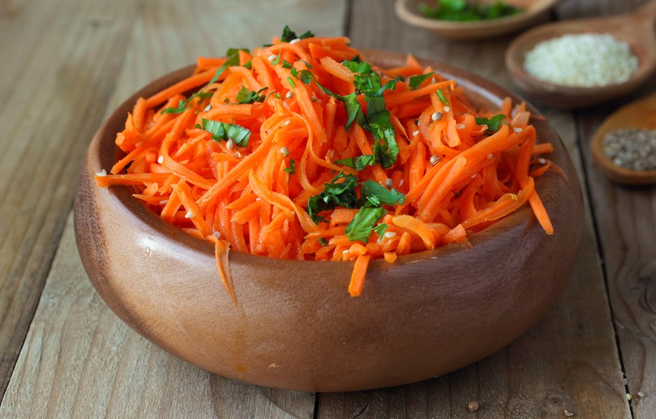 Острый салат из болгарского перца с морковью и кунжутом